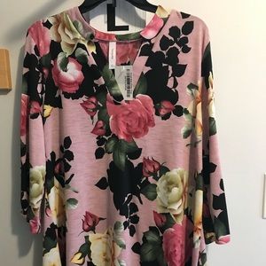 NWT Honeyme brand floral top. Size Lage